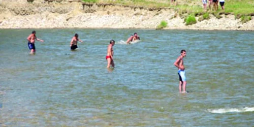Hunedoara: Hunedorenii îşi riscă viaţa voluntar pentru o baie în râu