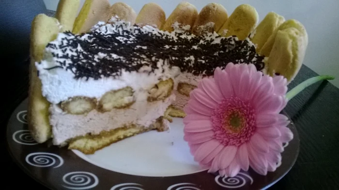 
    Tort cu mascarpone, fulgi de ciocolată și sirop de cafea  