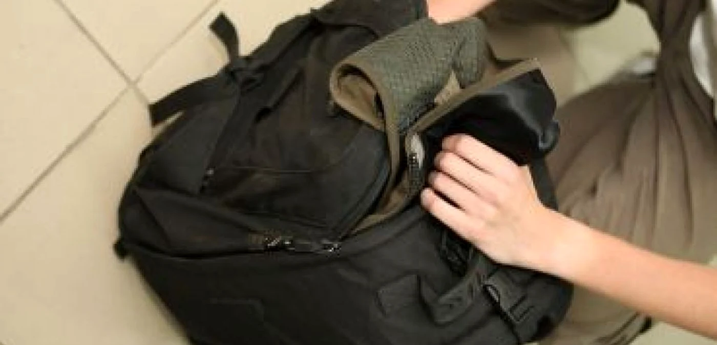 Iaşi:Poliţiştii scotocesc pădurea după rucsacul copilului care şi-a ucis mama cu ciocanul