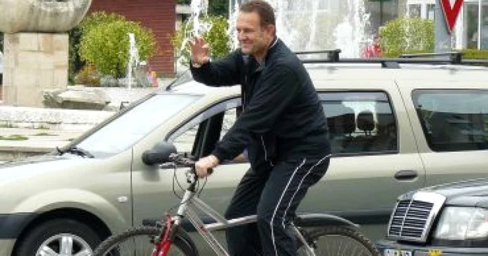 Târgu-Jiu: Liviu Andrei s-a dus la serviciu pe bicicletă