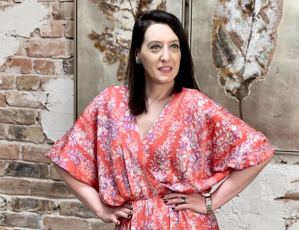 Cristina Manole şi una dintre creaţiile sale FOTO arhiva personală