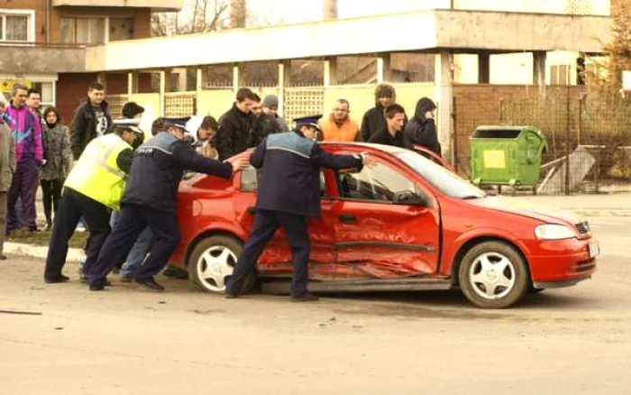 Poliţiştii au pus umărul la deblocarea tarficului. Foto: D. Guţă.