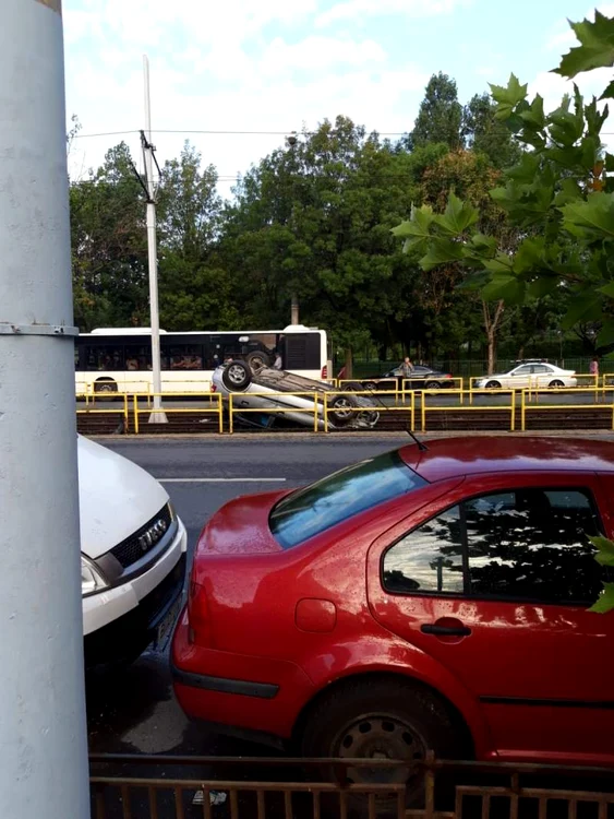 Un Opel s-a răsturnat pe linia tramvai