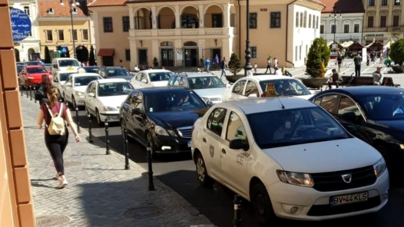 Haos în trafic la Braşov în prima zi în care circulaţia pe unele străzi a fost trstricţionată FOTO Braşov Metropolitan