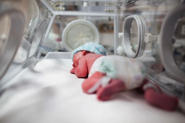 Un bebeluș a murit din cauza unei bacterii din spital, iar fratele geamăn a fost și el infectat