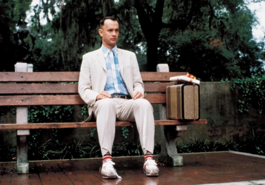 Tom Hanks a primit Oscarul pentru interpretarea lui Forrest Gump din filmul cu acelaşi nume. Filmul a primit şase premii Oscar şi a fost nominalizat de şapte ori.