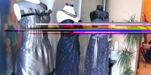 Designerul Daniela Panciu a creat rochii din mătase naturală, dantelă şi pietre