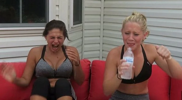 
    Cele două prietene s-au dat de ceasul morții după ce au mușcat din ardeiFoto: captură video  