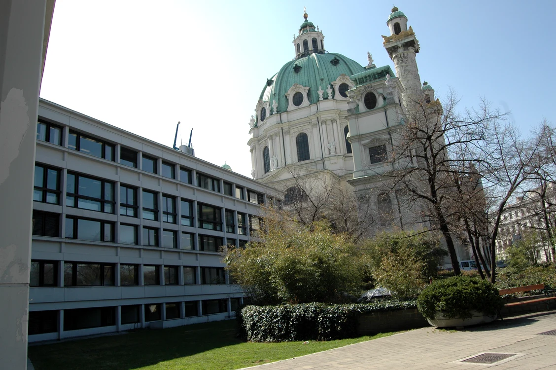 Spaţiul public la Bucureşti şi la Viena jpeg
