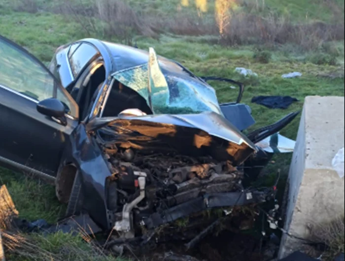 Accident rutier violent în județul Constanța. Șase persoane sunt grav rănite, după ce o mașină a intrat într-un cap de pod