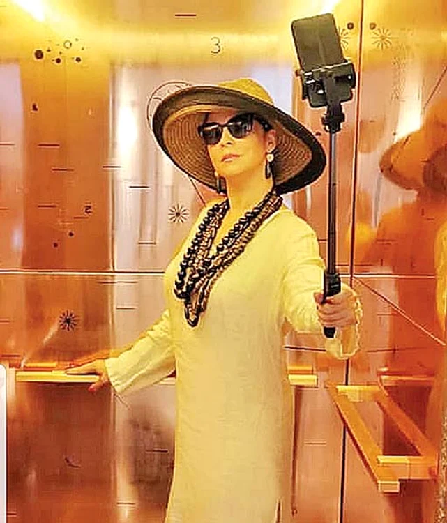 “Zâna” adoră să facă poze în ascensor