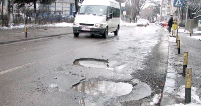 Gropile de pe străzi sunt mai periculoase atunci când sunt pline cu apă