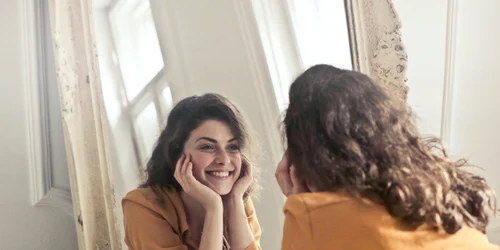 femeie fericire pexels andrea piacquadio 774866 jpg