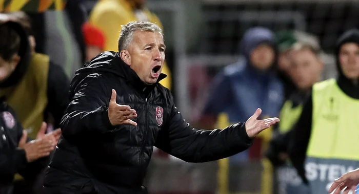 Dan Petrescu are trei meciuri fără victorie cu CFR Cluj. Foto EPA EFE