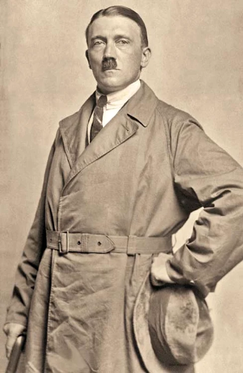 Adolf Hitler într-un impermeabil, în martie 1924