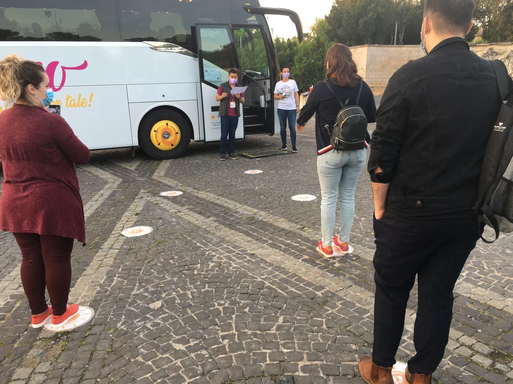 În fața autocarului sunt montate buline care indică unde se poate aștepta pentru îmbarcare 