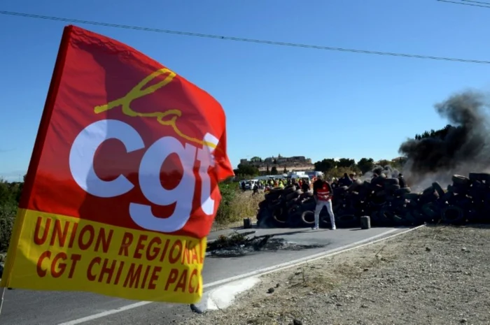 Angajaţii de la rafinăria Fos-sur-Mer au blocat accesul, în semn de nemulţumire faţă de noua lege a muncii FOTO AFP