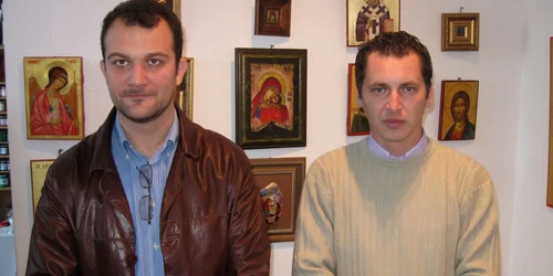  Dan Alupulesei (dreapta) şi Constantin Surugiu (stânga) au expus  20 de icoane pictate de ei 