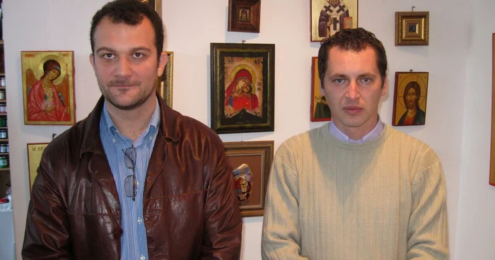 Dan Alupulesei (dreapta) şi Constantin Surugiu (stânga) au expus 20 de icoane pictate de ei