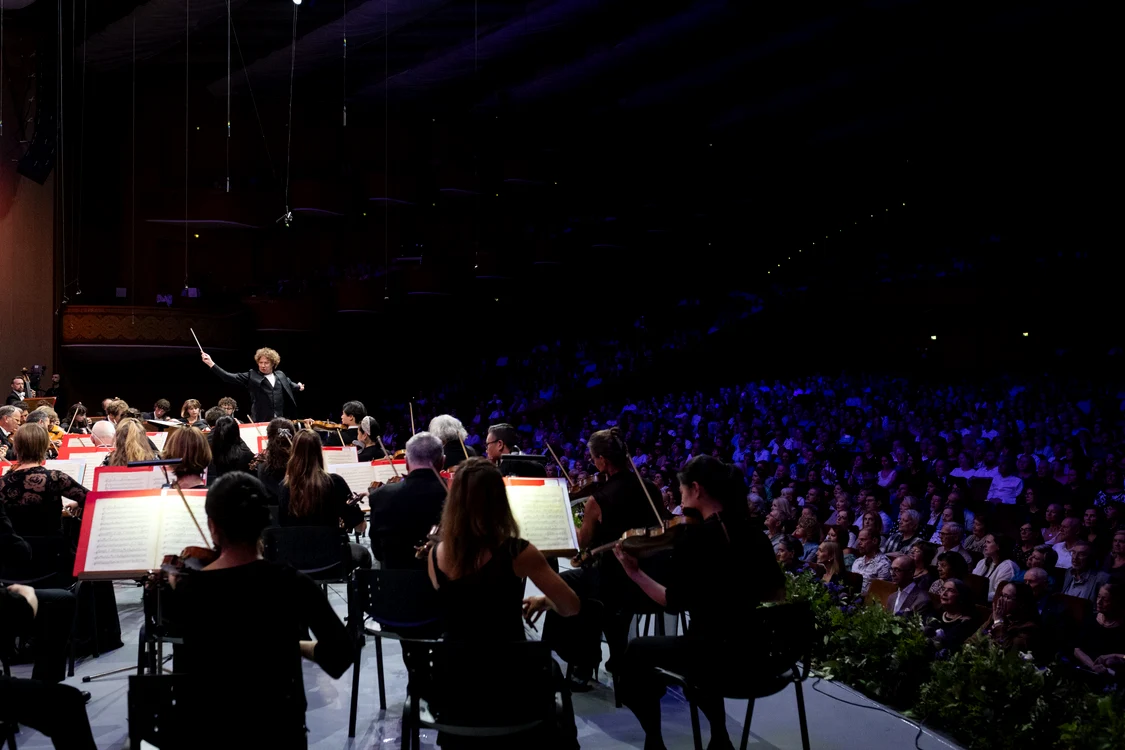 Orchestra Philarmonia şi dirijorul Rouvali, un val sonor care cuprinde sala. Foto: Petrică Tănase