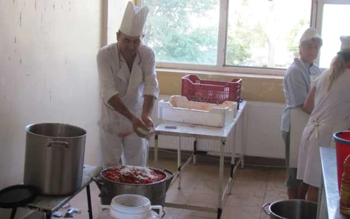 Bucătarii Spitalului Judeţean de Urgenţă Slobozia prepară conserve în regim propriu FOTO: independentoline.ro