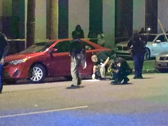 
    Poliţiştii au sosit la locul în care a avut loc atacul armat de la petrecerea din AlabamaFoto: Twitter  