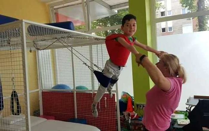 Băieţelul benefiiază de terapii noi Sursa foto: Arhiva familiei