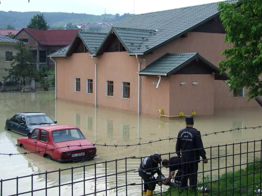Masinile din parcari au fost inundate de suvoaie