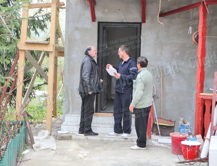 Socaciu supraveghează atent lucrările de renovare a casei
