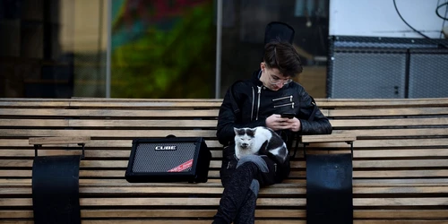 Tanar adolescent smartphone banca FOTO Mediafax / Mihai Dascalescu