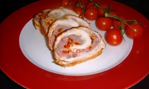 rulada din piept de pui umpluta cu carne tocata kaizer si cascaval jpeg