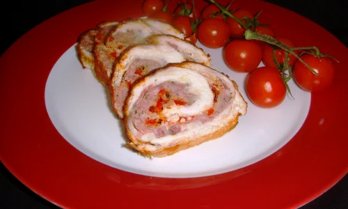 rulada din piept de pui umpluta cu carne tocata kaizer si cascaval jpeg