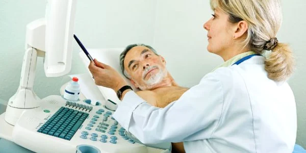 Două ore după colonoscopie, medicul ţine persoana investigată sub observaţie
