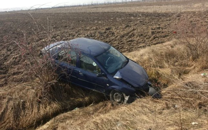 Abia şi-a cumpărat maşina şi s-a răsturnat cu ea