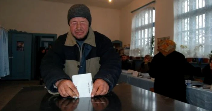 Peste 11.000 de alegători au votat în secţiile speciale