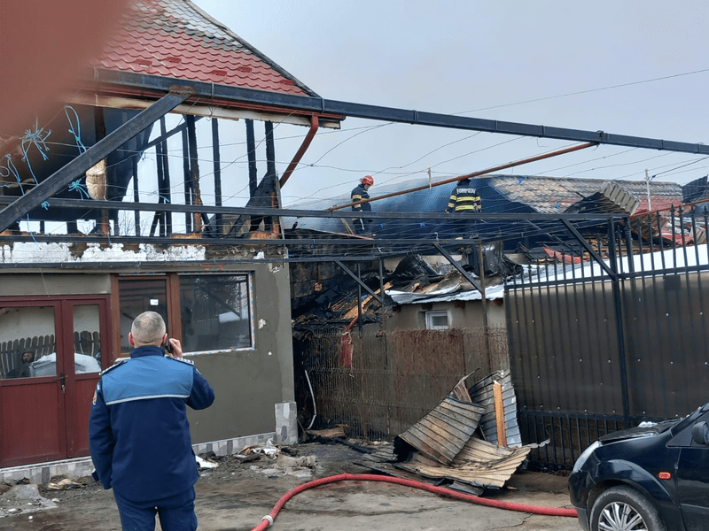 Doi copii și șase adulți, rămași sub cerul liber după un incendiu pornit de la un coș de fum defect VIDEO