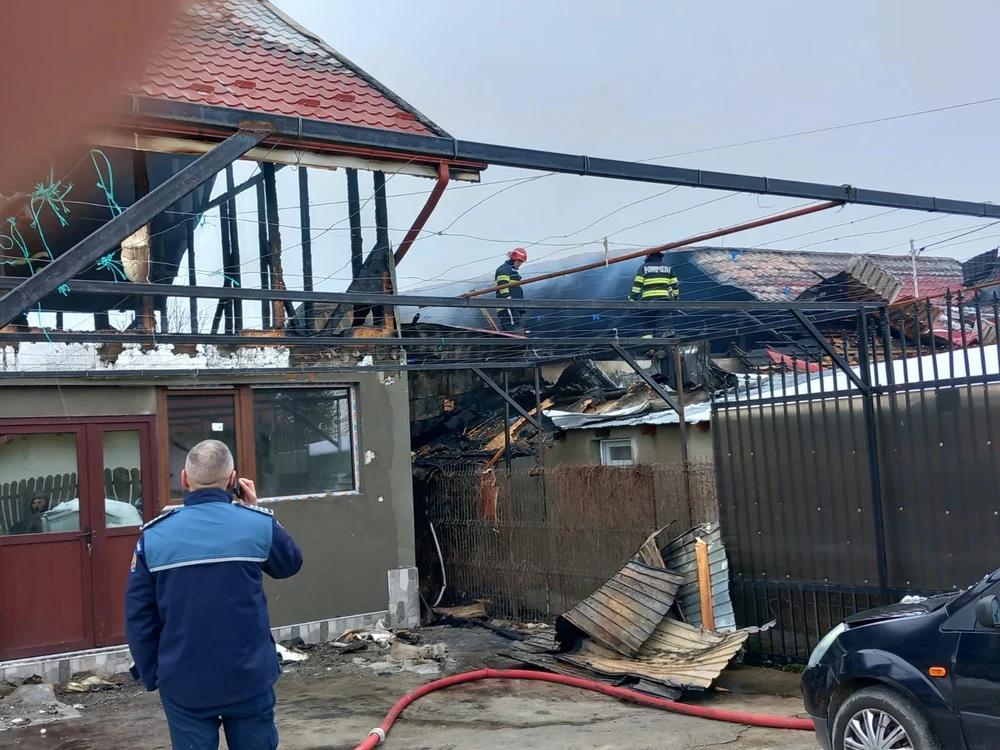 Doi copii și șase adulți, rămași sub cerul liber după un incendiu pornit de la un coș de fum defect VIDEO