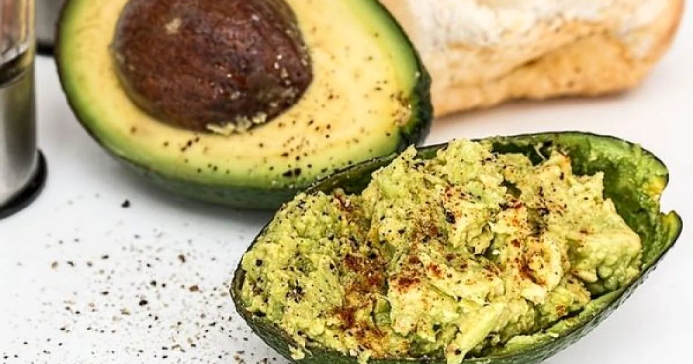 Printre cele mai indicate alimente pe care ar fi bine să le consumi
dimineaţa se regăsesc fructul de avocado, oleginoasele şi bananele.