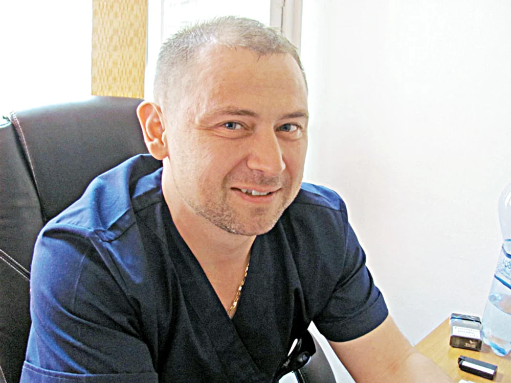 
    În ciuda accidentului suferit, Costel Blănaru se consideră norocos: tatuajul de pe braţul stâng a fost refăcut cu minuţiozitateFoto: Adevarul  
