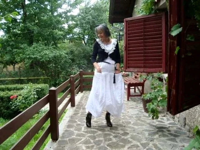 Și-a decorat casa cu multe flori și fel de fel de obiecte de suflet