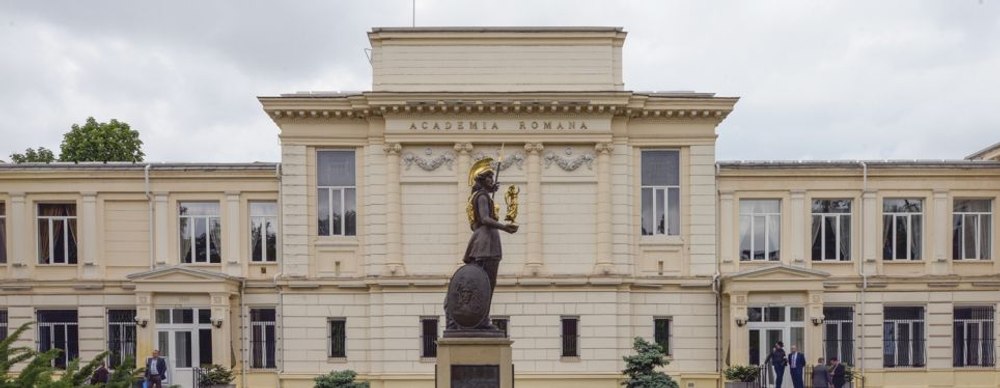 REPER cere sancționarea academicianului Eugen Mihăiescu pentru distribuirea fake news-ului cu jandarmul care calcă steagul