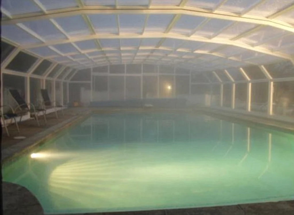 
    Bărbatul s-a înecat în piscina casei unde se ţinea petrecerea de swingeriFoto: dailymail.co.uk  