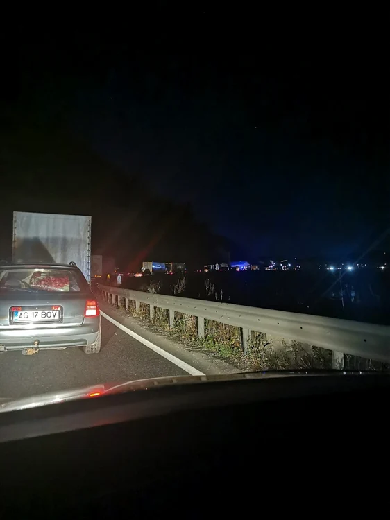 Cozi infernale pe Valea Oltului în urma blocării traficului din cauza unui accident produs la Boiţa - Sibiu pe DN 7 Foto Adevărul - credit Adrian Lupu