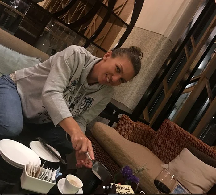 Simona Halep a impartit tortul 