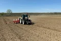 Agricultorul Marius Moțoc muncește 170 de hectare de teren arabil FOTO MA (1) jpg
