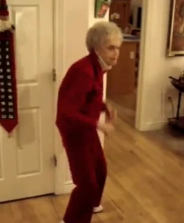 
    Bătrânica dansează pe melodia „Party Rock Anthem", a trupei LMFAO  