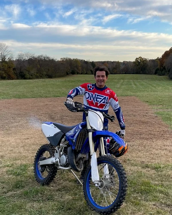 
    Spre disperarea iubitei lui, Orlando a fost să dea o tură cu motocicleta enduro, pe teren accidentatfoto: Instagram  