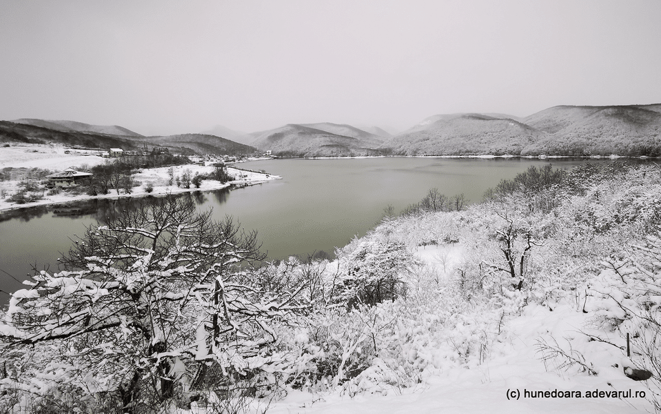 Lacul Cinciș din Hunedoara, împodobit de iarnă. Ninsorile l-au transformat într-un loc feeric VIDEO