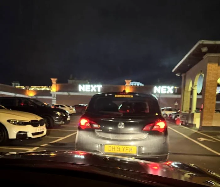 Cei blocați au avertizat cu privire la blocajul din parcarea mall-ului FOTO Facebook Lynsey Wheatley