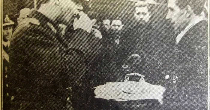 Regele Mihai (în stânga) a fost primit în 1945, la Cluj, cu pâine şi sare. FOTO: Universul / Felix Ostrovschi